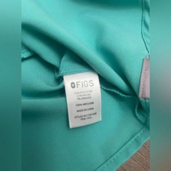 COPY - FIGS technical collection fresh aqua  top scrub size Xs - Picture 7 of 7